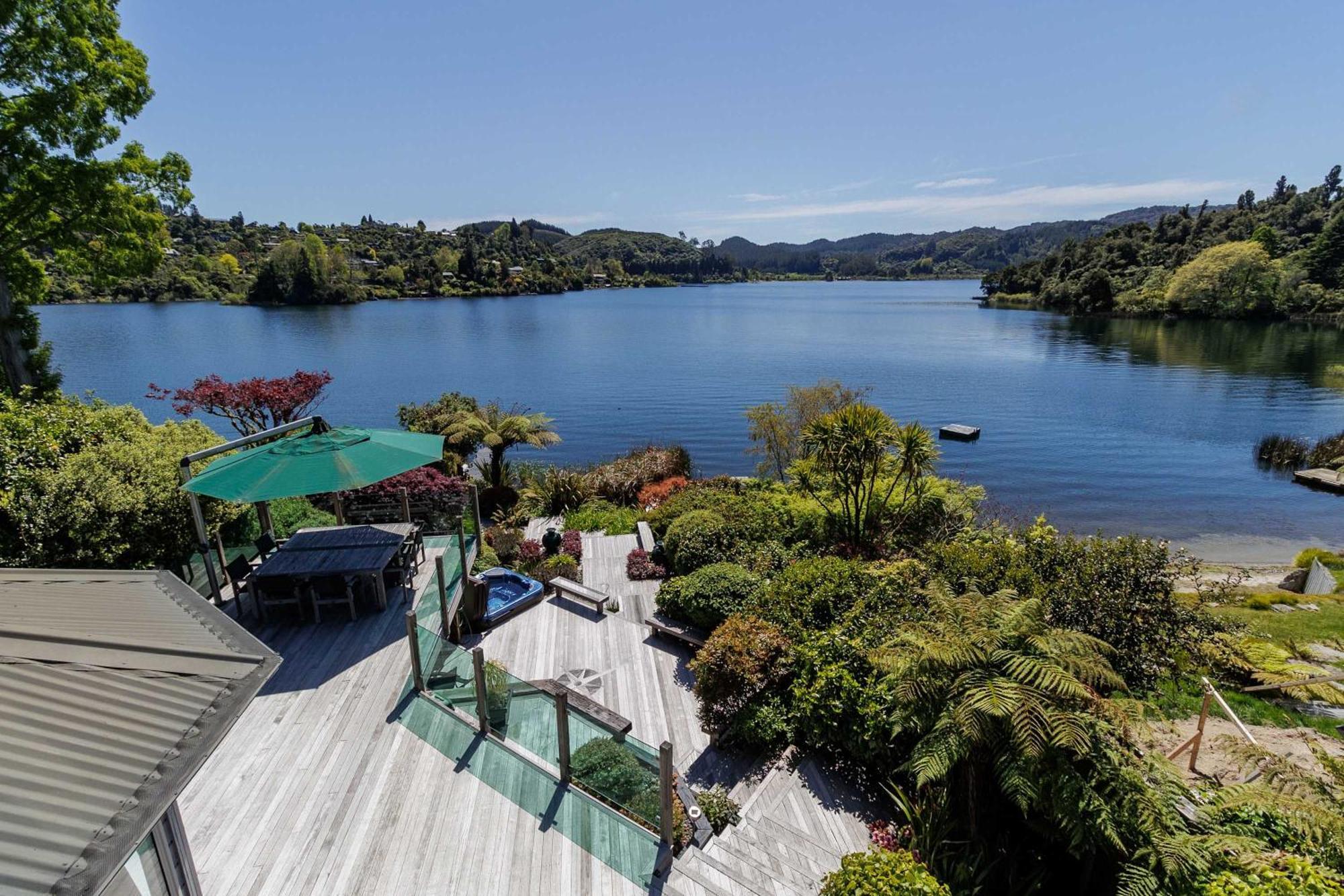 The Bach - Luxury Waterfront Living With Pool