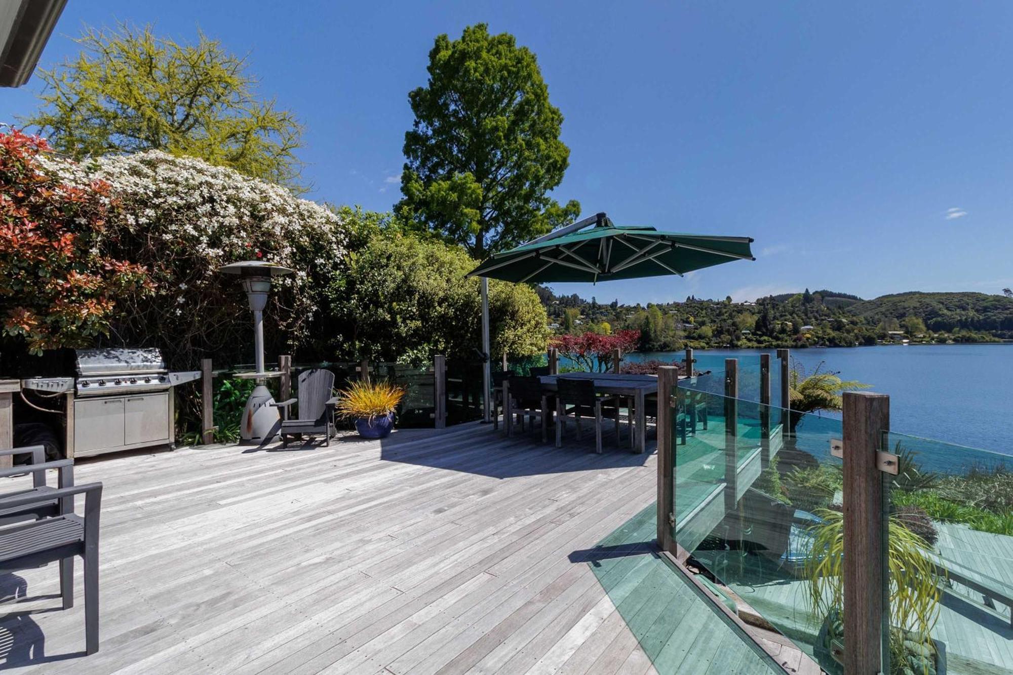 Holiday home The Bach - Luxury Waterfront Living With Pool Rotorua