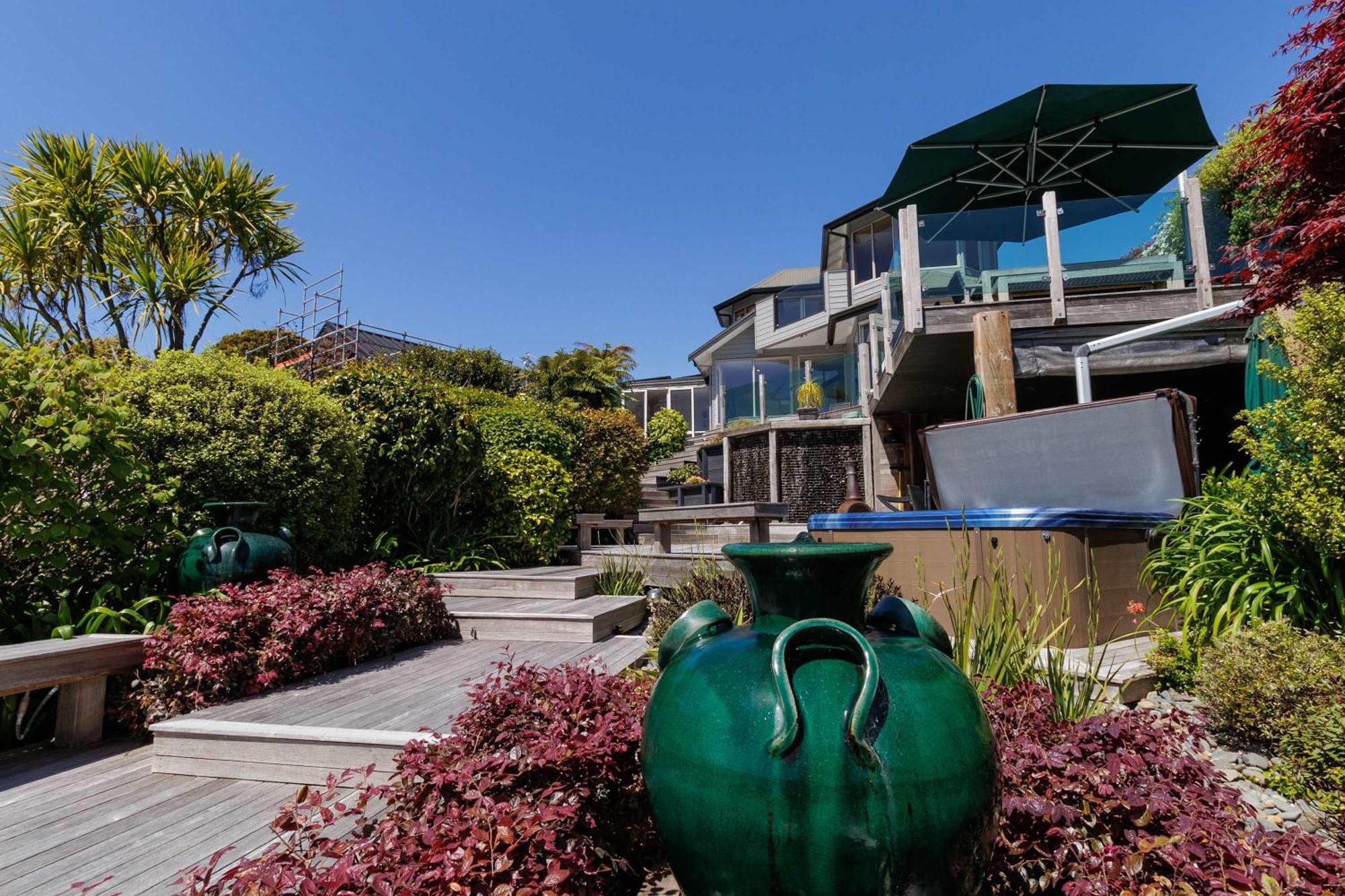 The Bach - Luxury Waterfront Living With Pool * Rotorua