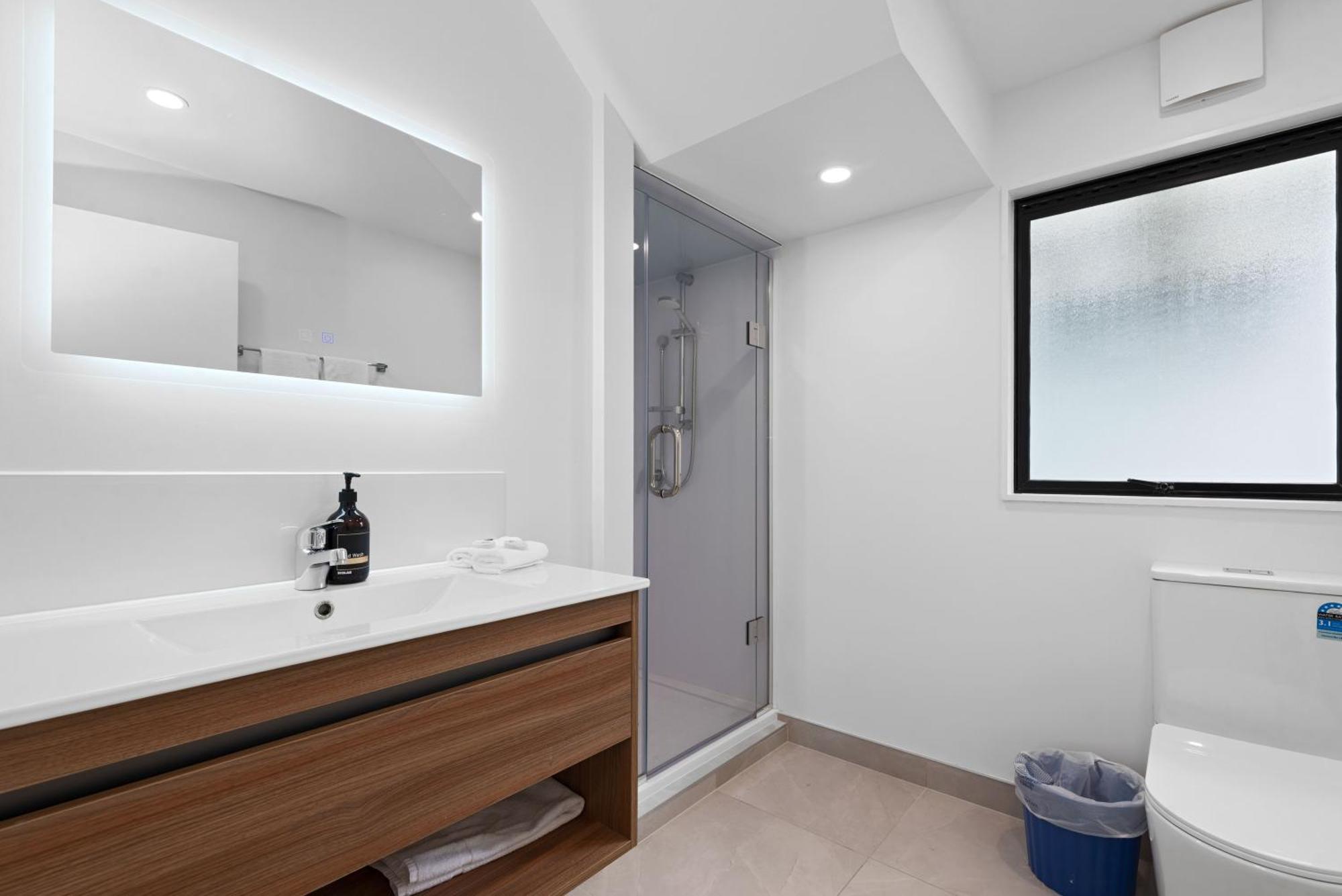 Wylie Court Motor 4*
