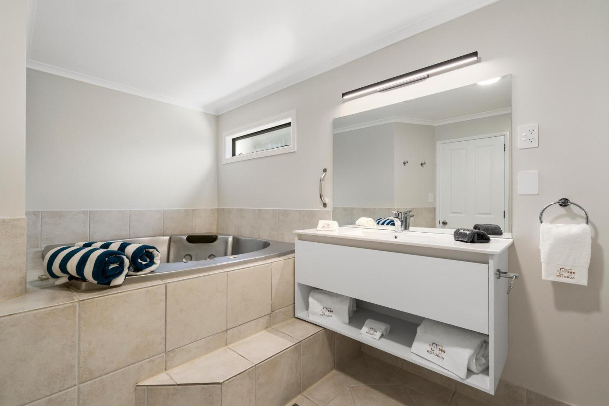 284 - Refurbished Modern Motel 4*