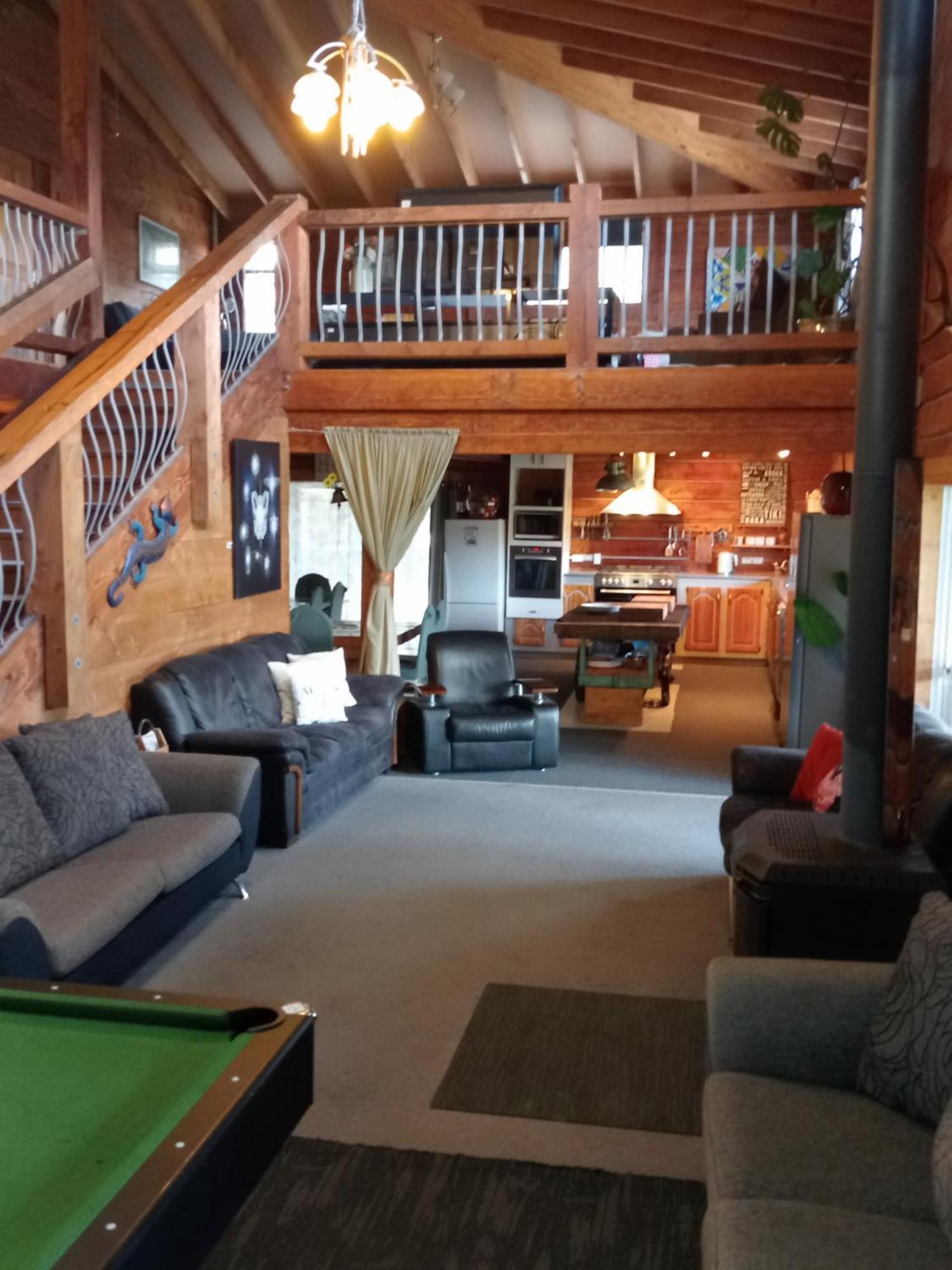 Hot Log Fire Up To 16 Guests Holiday home Rotorua