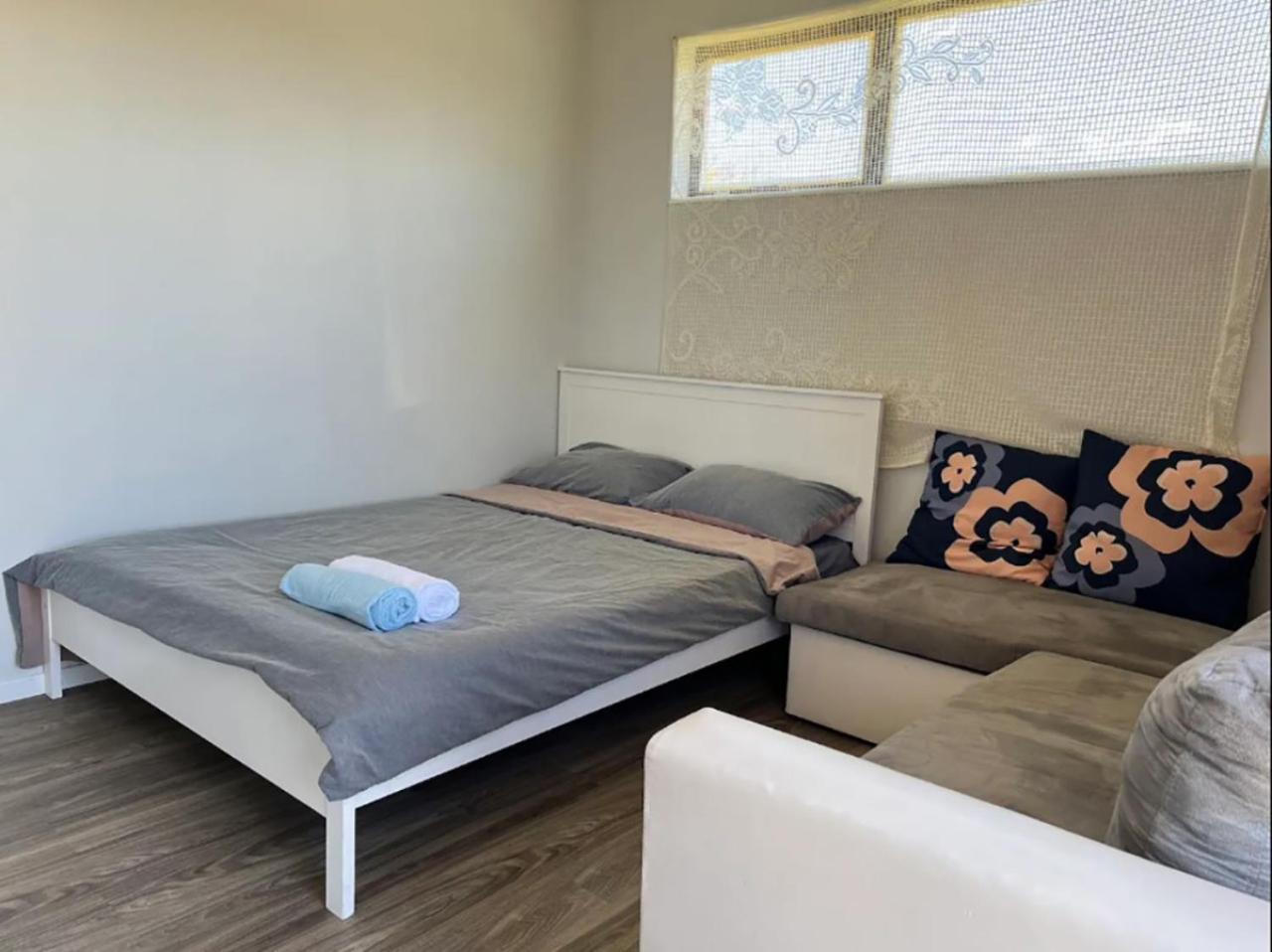 Apartment 2 Double Beds, 1 Single Bed, 1 Double Sofa Bed In A Small 1 Bedroom And 1 Lounge No Kitchen Only Fridge, Microwave Rotorua