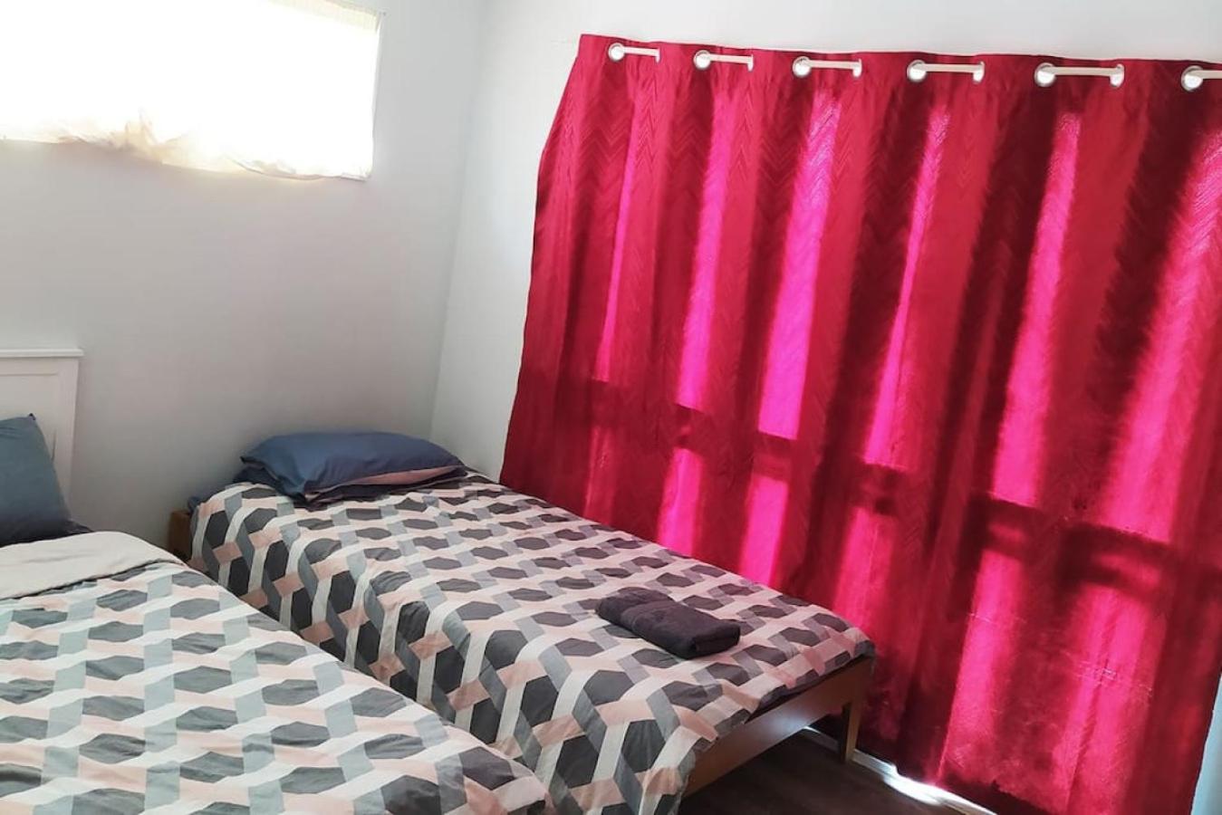 2 Double Beds, 1 Single Bed, 1 Double Sofa Bed In A Small 1 Bedroom And 1 Lounge No Kitchen Only Fridge, Microwave Apartment Rotorua