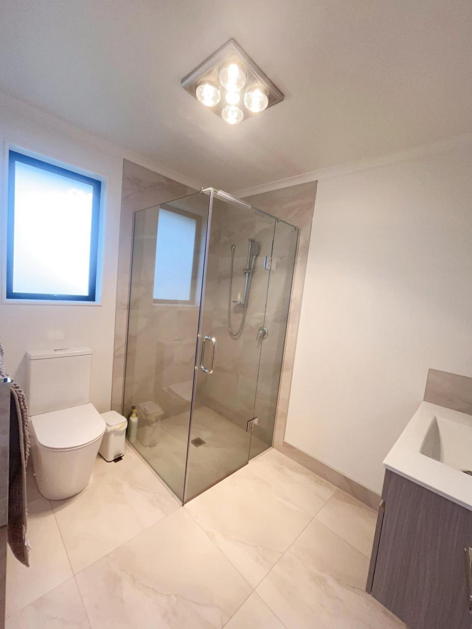 Modern Chic - Ideal Location - 5 Bedrooms - In