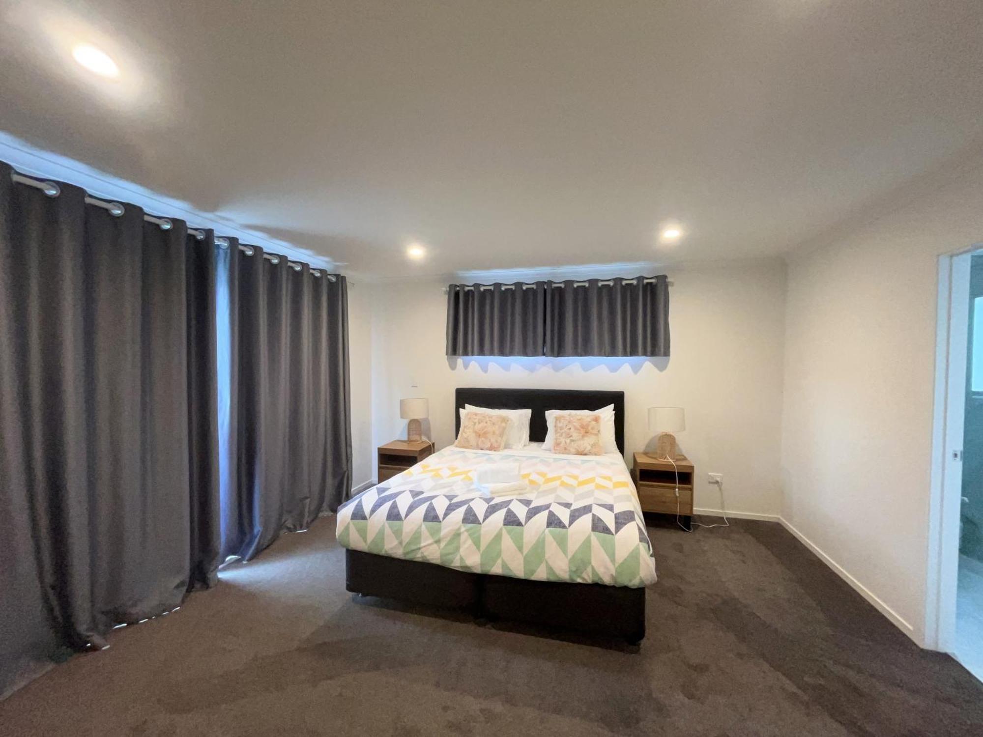 Modern Chic - Ideal Location - 5 Bedrooms - In *