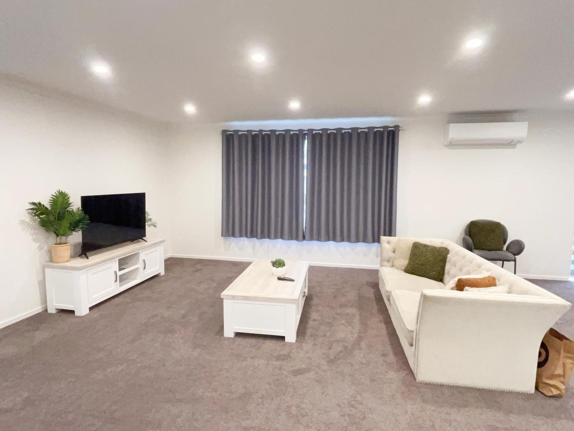 Modern Chic - Ideal Location - 5 Bedrooms - In Holiday home