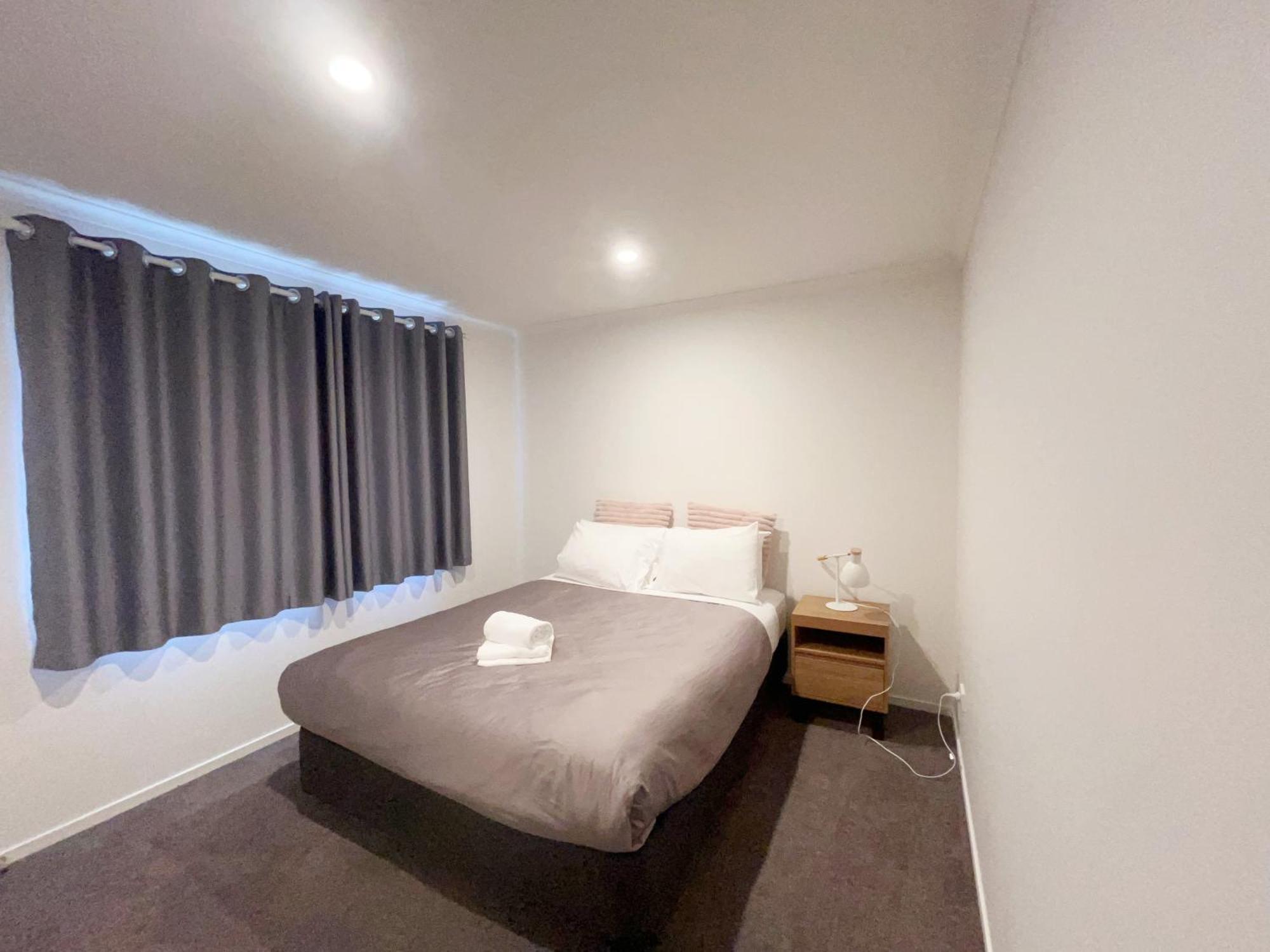 Modern Chic - Ideal Location - 5 Bedrooms - In