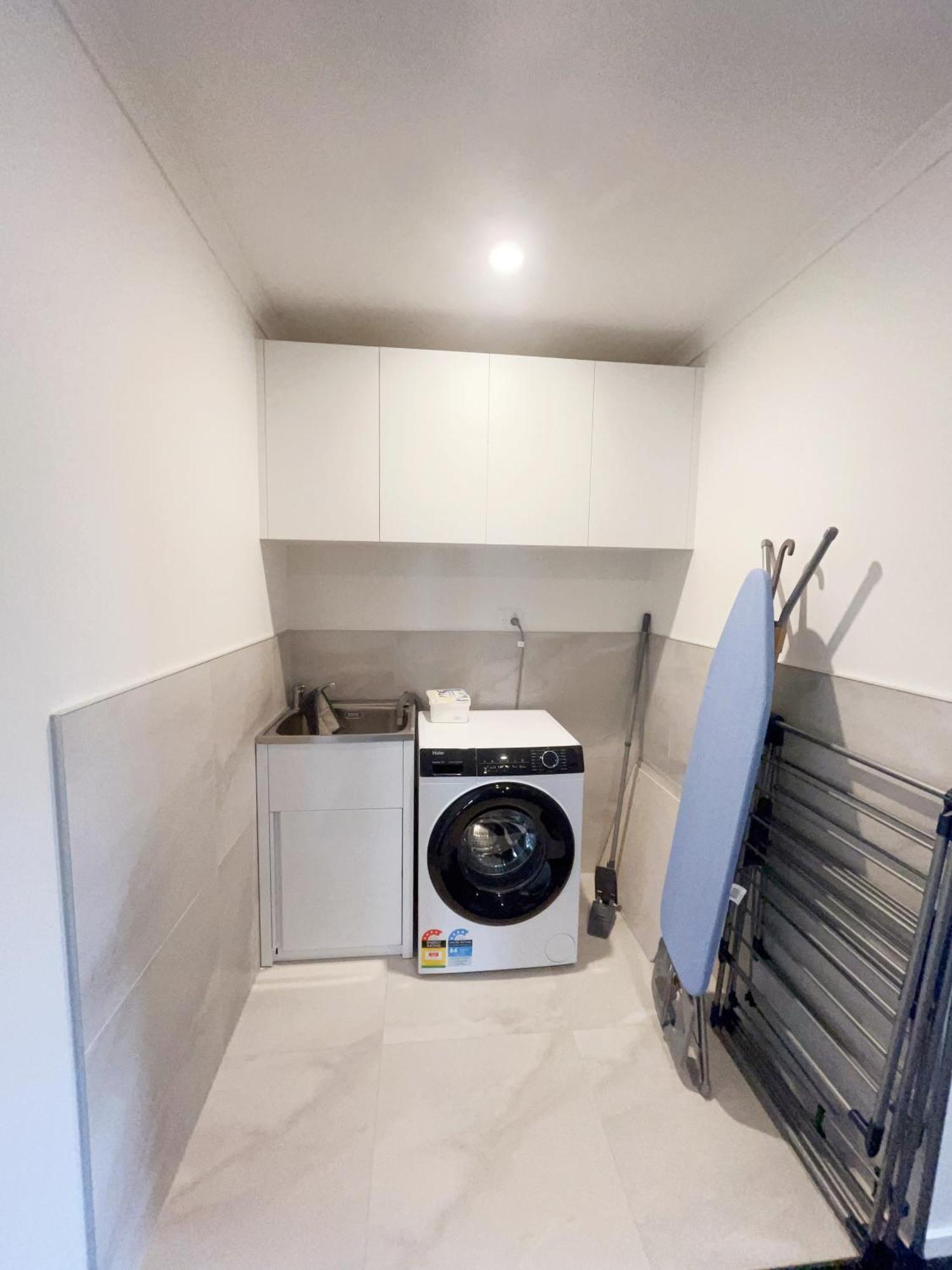 Modern Chic - Ideal Location - 5 Bedrooms - In Holiday home