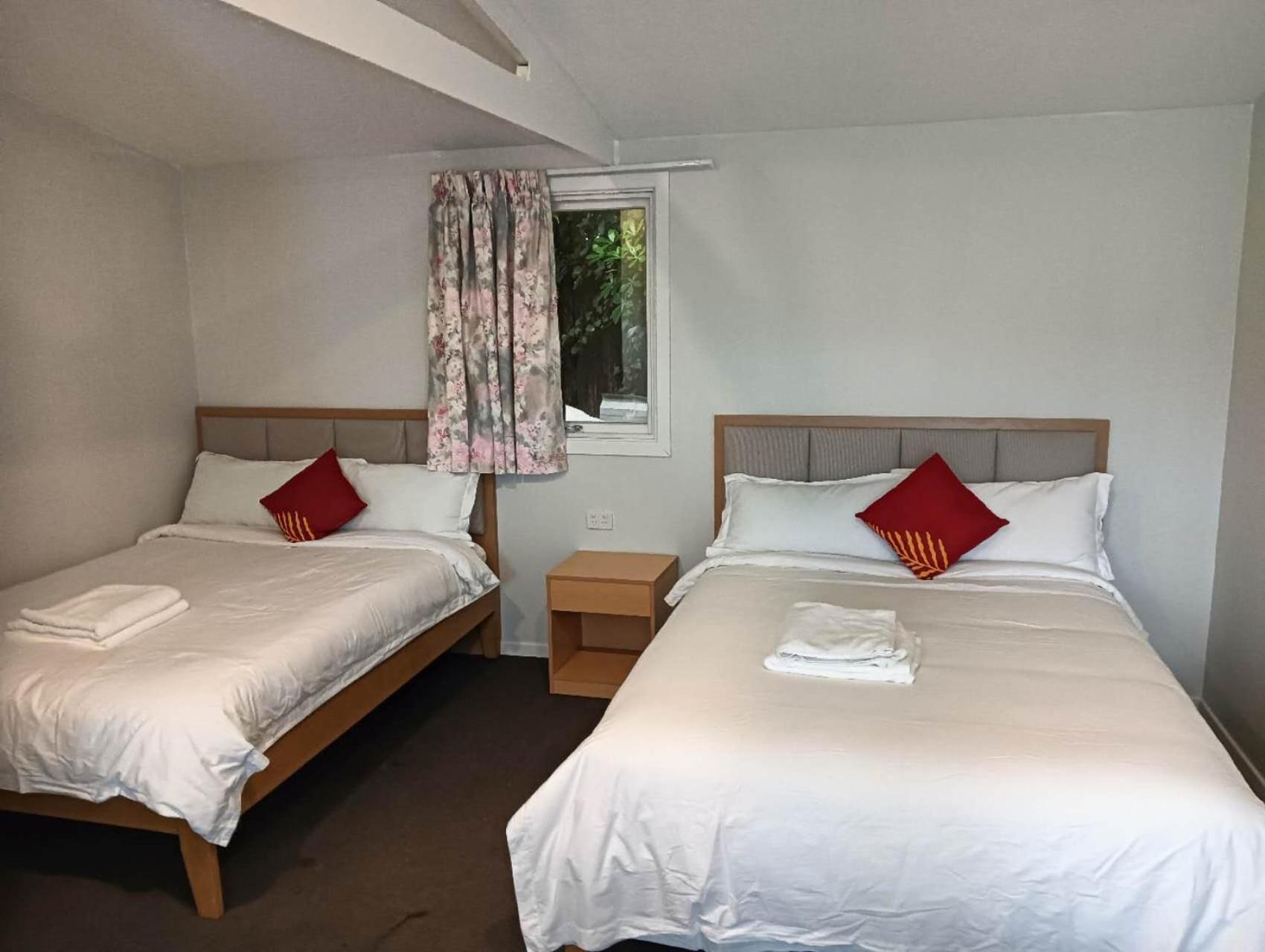 Chalet 2 Double And 1 Sofa Beds Garden Chalet, 7d Salisbury Road, *