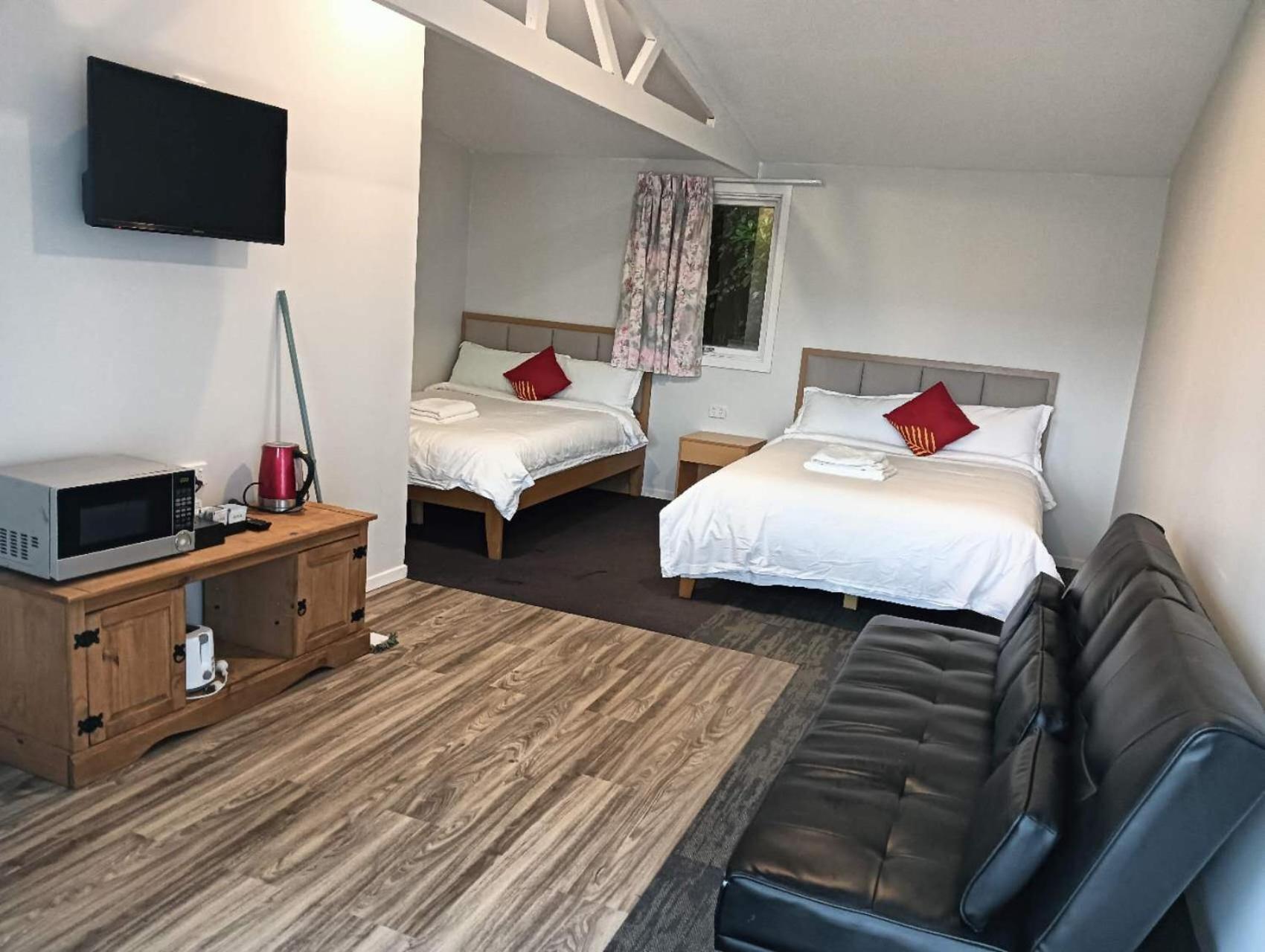 Chalet 2 Double And 1 Sofa Beds Garden Chalet, 7d Salisbury Road,