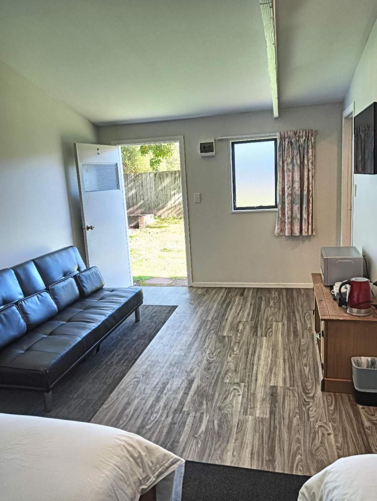 2 Double And 1 Sofa Beds Garden Chalet, 7d Salisbury Road, Chalet Rotorua