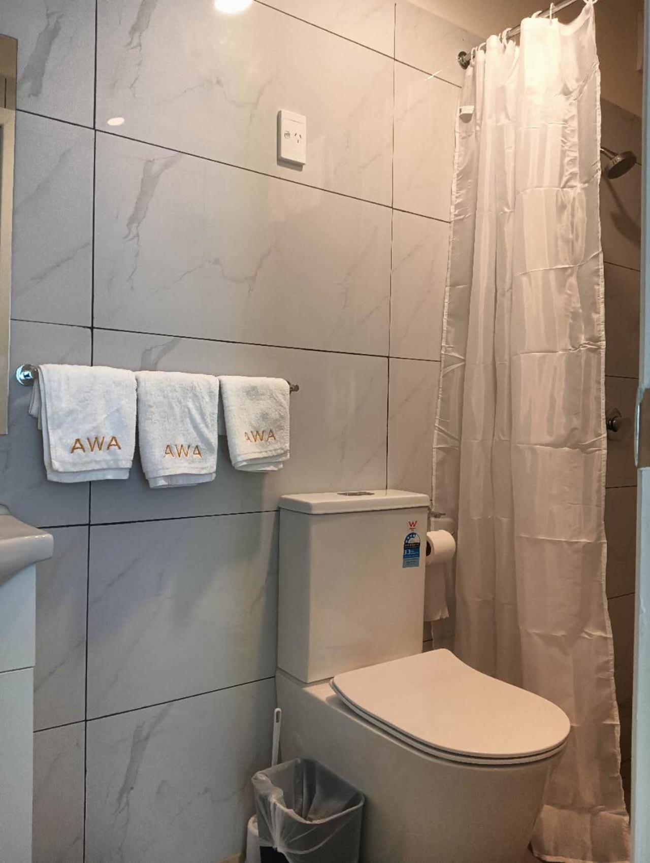 2 Double And 1 Sofa Beds Garden Chalet, 7d Salisbury Road, *