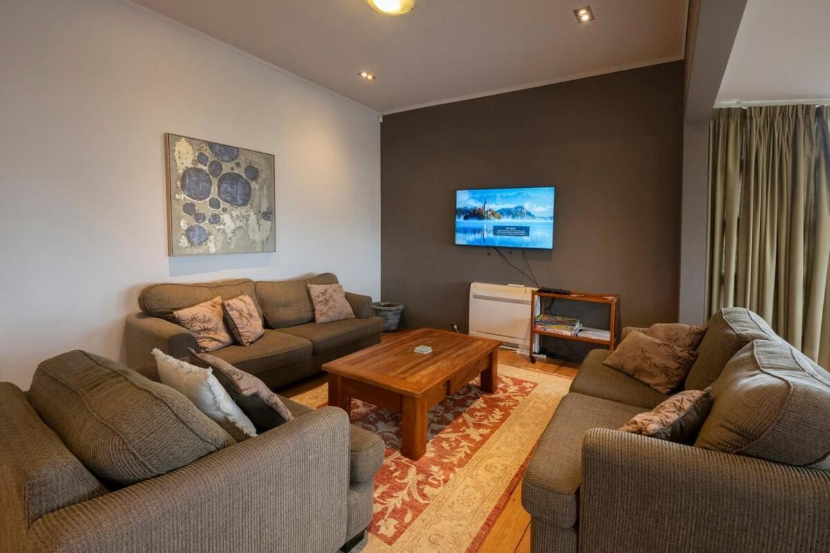 Lounge To *