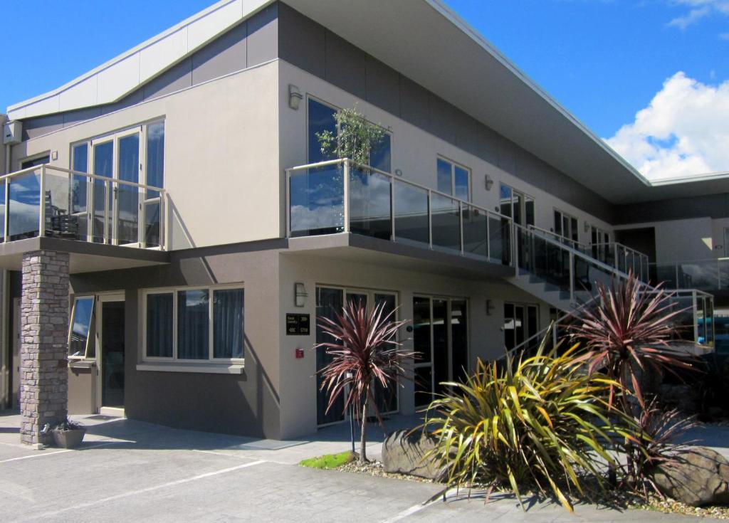 Motel 284 - Refurbished Modern
