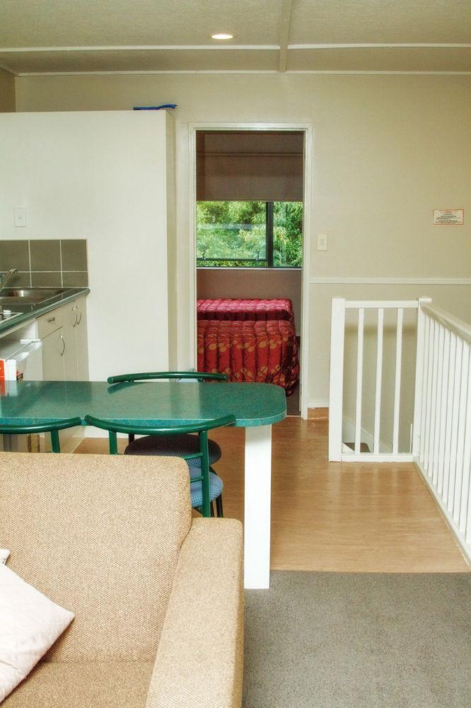 Pohutu Motel 3*