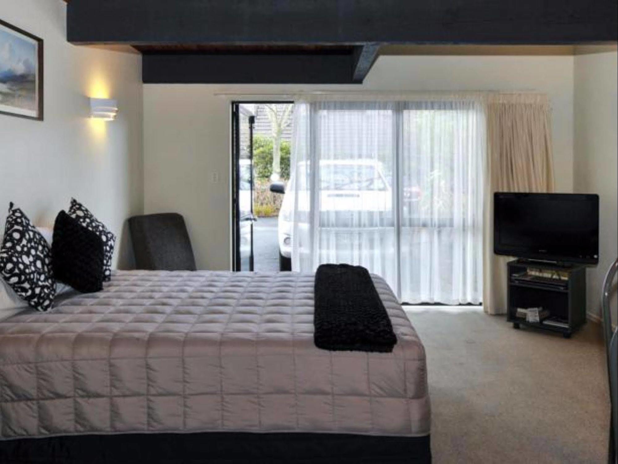 Wylie Court Motor 4*