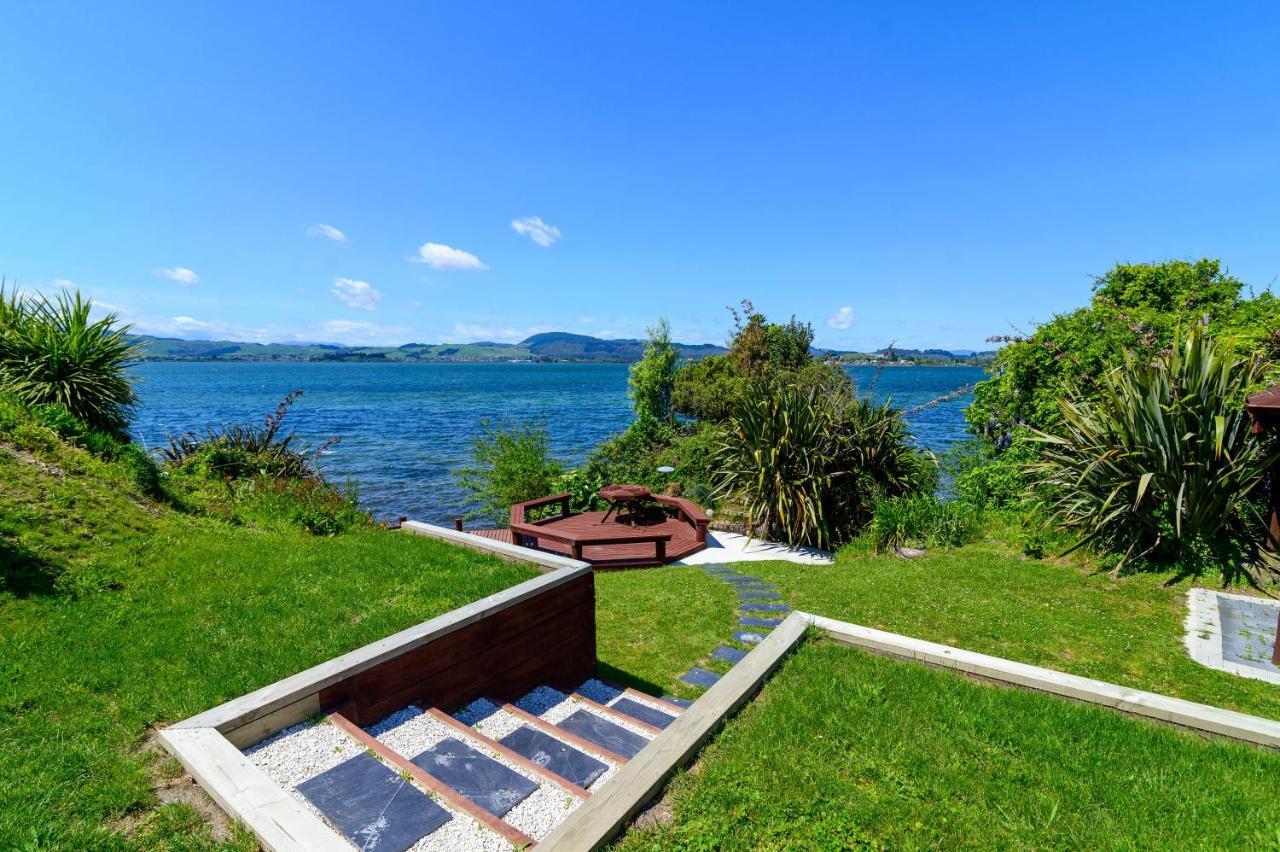 Luxury Lakeside Retreat *