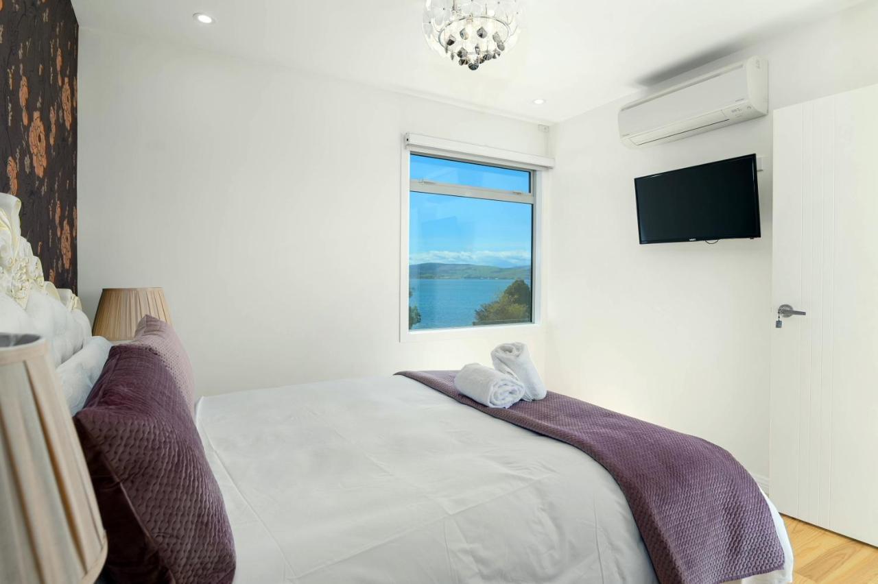 Luxury Lakeside Retreat Villa Rotorua