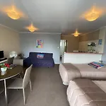 Six On Union Motel
