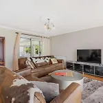 Lakefront Getaway In Rotorua