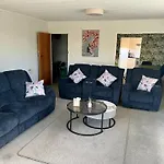 Room In Prime Location House With Spa And Sauna