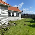 Whole House, Amohau St Opposite Trade Central - 3 Bedrooms, Sleeps Up To 6, 5 Beds, Wheel Chair Friendly