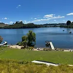 Lakefront Living - Lake Rotoiti Holiday Home