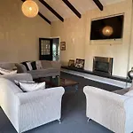 Springfield Rise Lodge - Rotorua Holiday Home