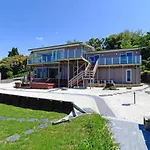 Luxury Lakeside Retreat