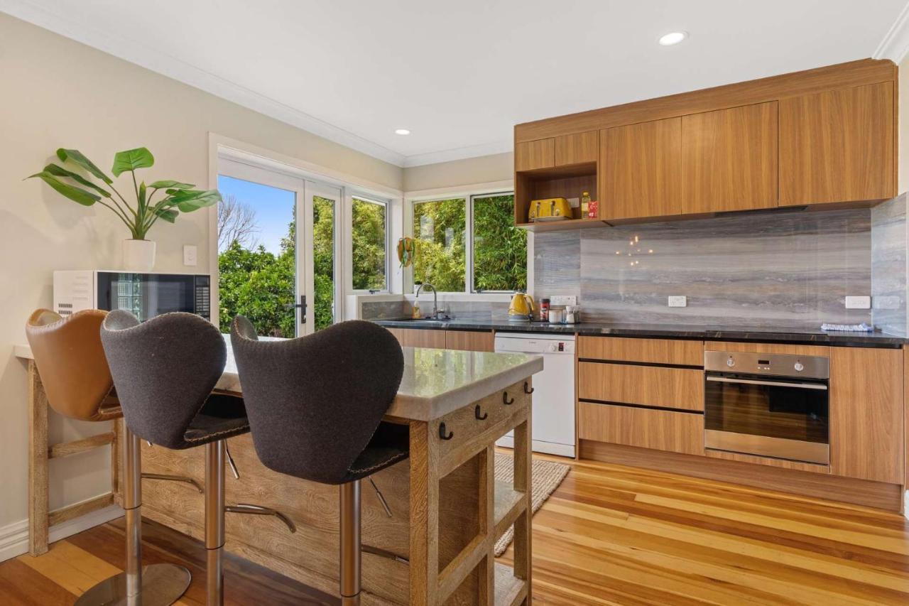 Villa Lakefront Getaway In *