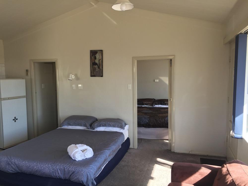 Jack & Di's Lakefront Motel
