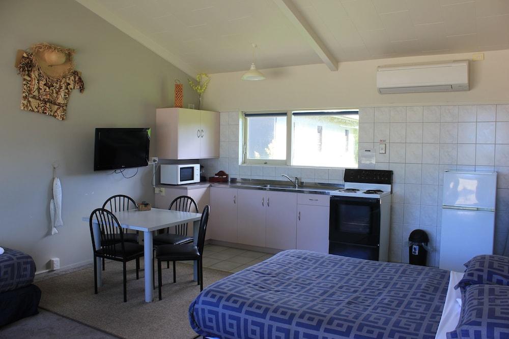 Jack & Di's Lakefront Motel