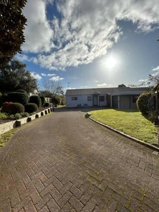 Holiday home Family Perfect, Winter Getaway, Secure Yard, Parking, Mountain Bikes, Arcade