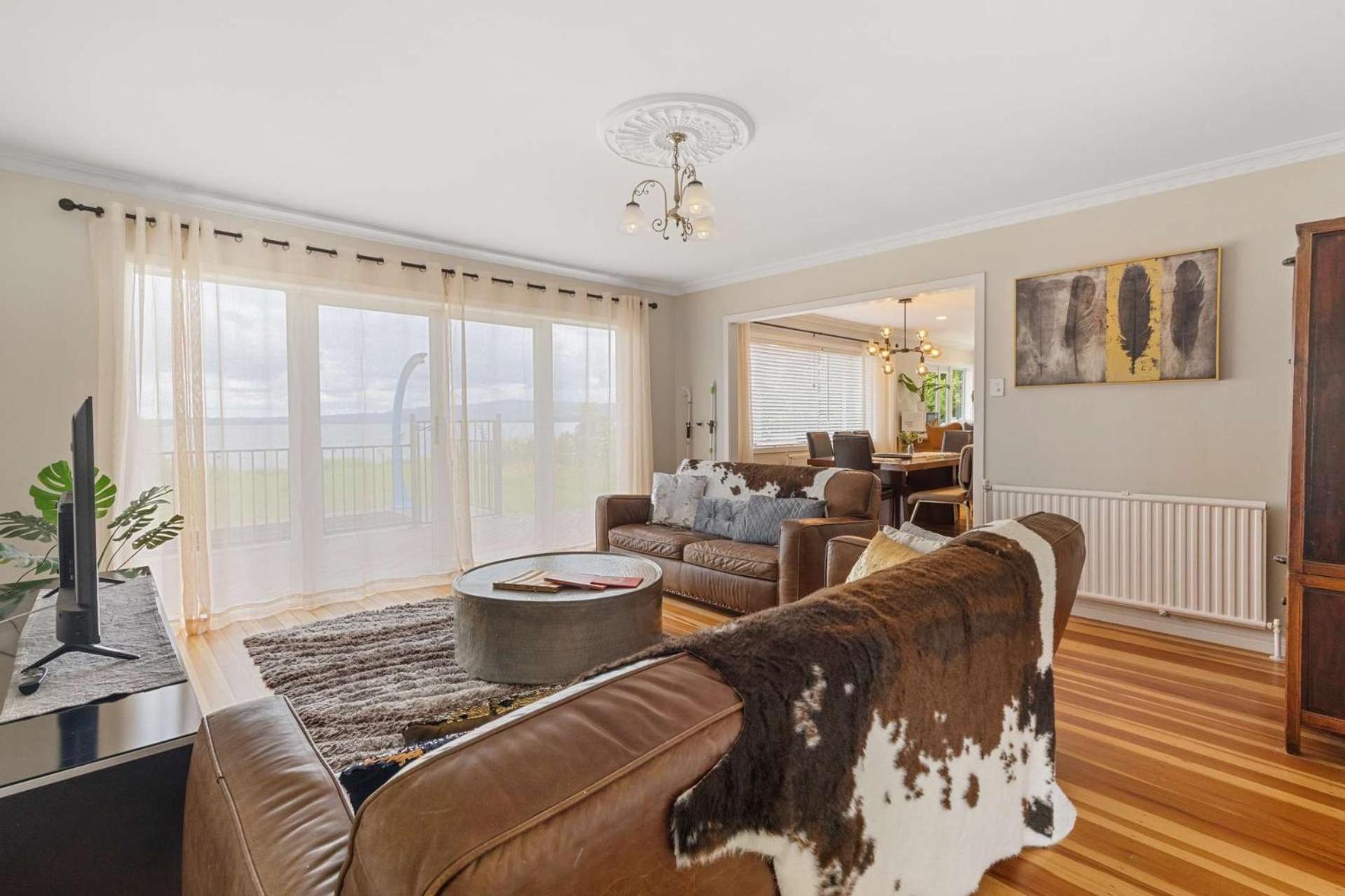 Villa Lakefront Getaway In Rotorua