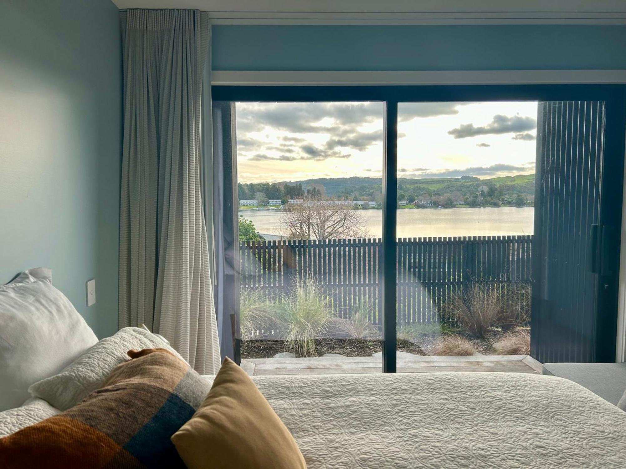 Lakefront Living - Rotoiti Holiday home *