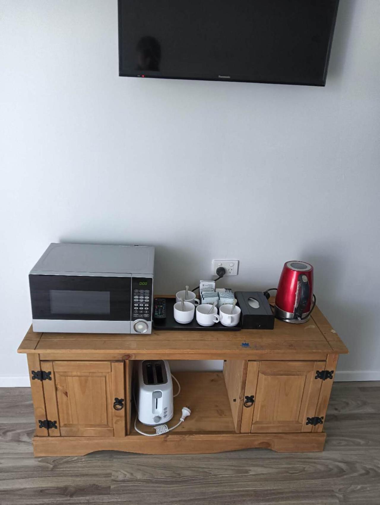 2 Double And 1 Sofa Beds Garden Chalet, 7d Salisbury Road,