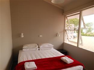 Jack & Di's Lakefront Motel
