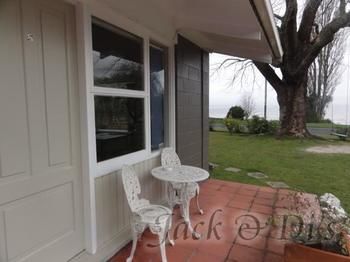 Jack & Di's Lakefront Motel 3*