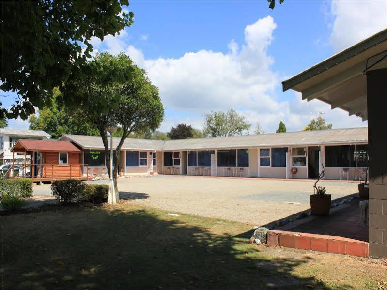 Jack & Di's Lakefront Motel