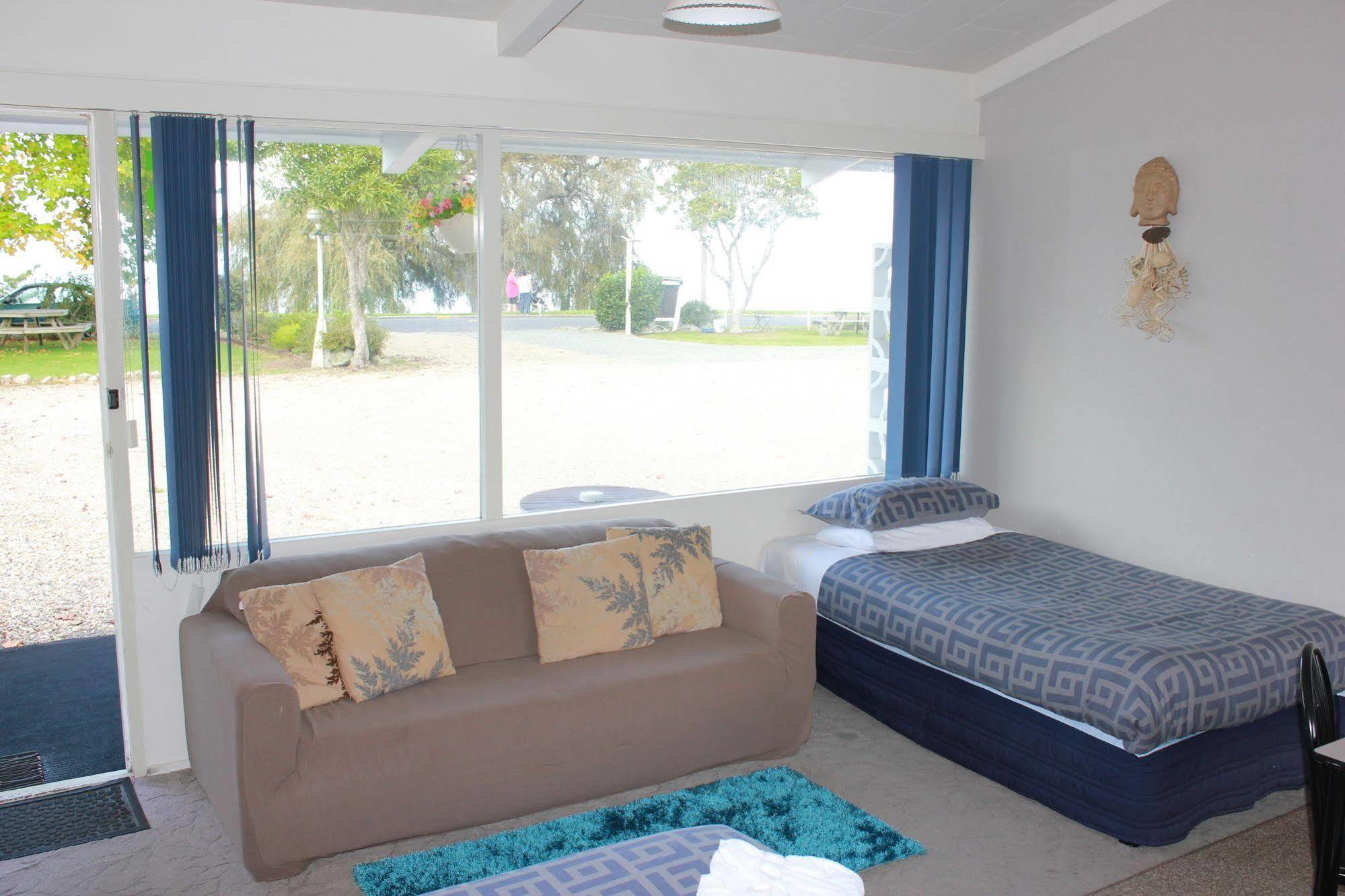 Jack & Di's Lakefront Motel