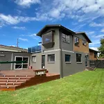 Spacious Retreat With Mountain View