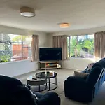 Home With Spa, Sauna, Garden In Prime Location