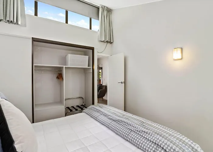 The Bird House - Kawaha Point, Rotorua. Stylish Six Bedroom Home With Space, Views And Relaxed Atmosphere