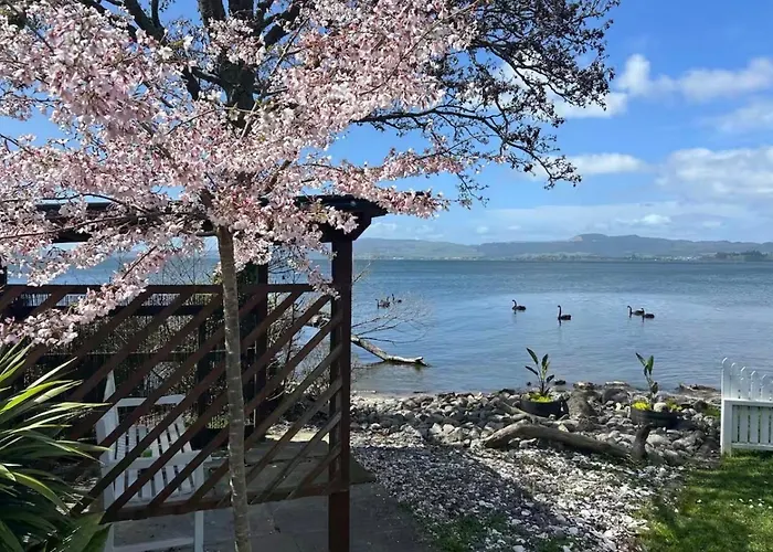 Fabulous Lake Front House-Private Lake Access