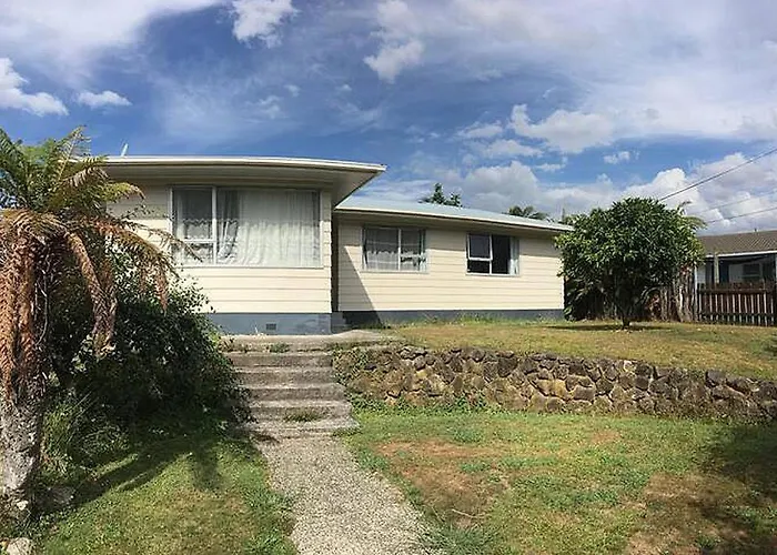 Served 3-Bedroom House A Including 5 Double Beds, 1 Single Bed, And 2 King Sofa Beds