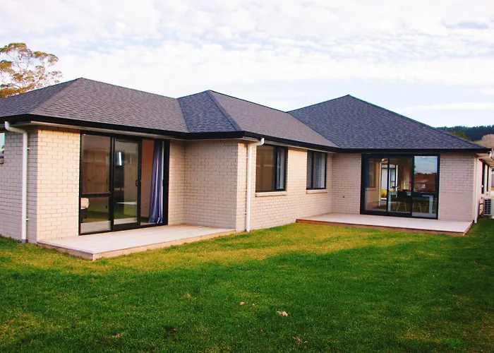 Modern Chic - Ideal Location - 5 Bedrooms - In Rotorua