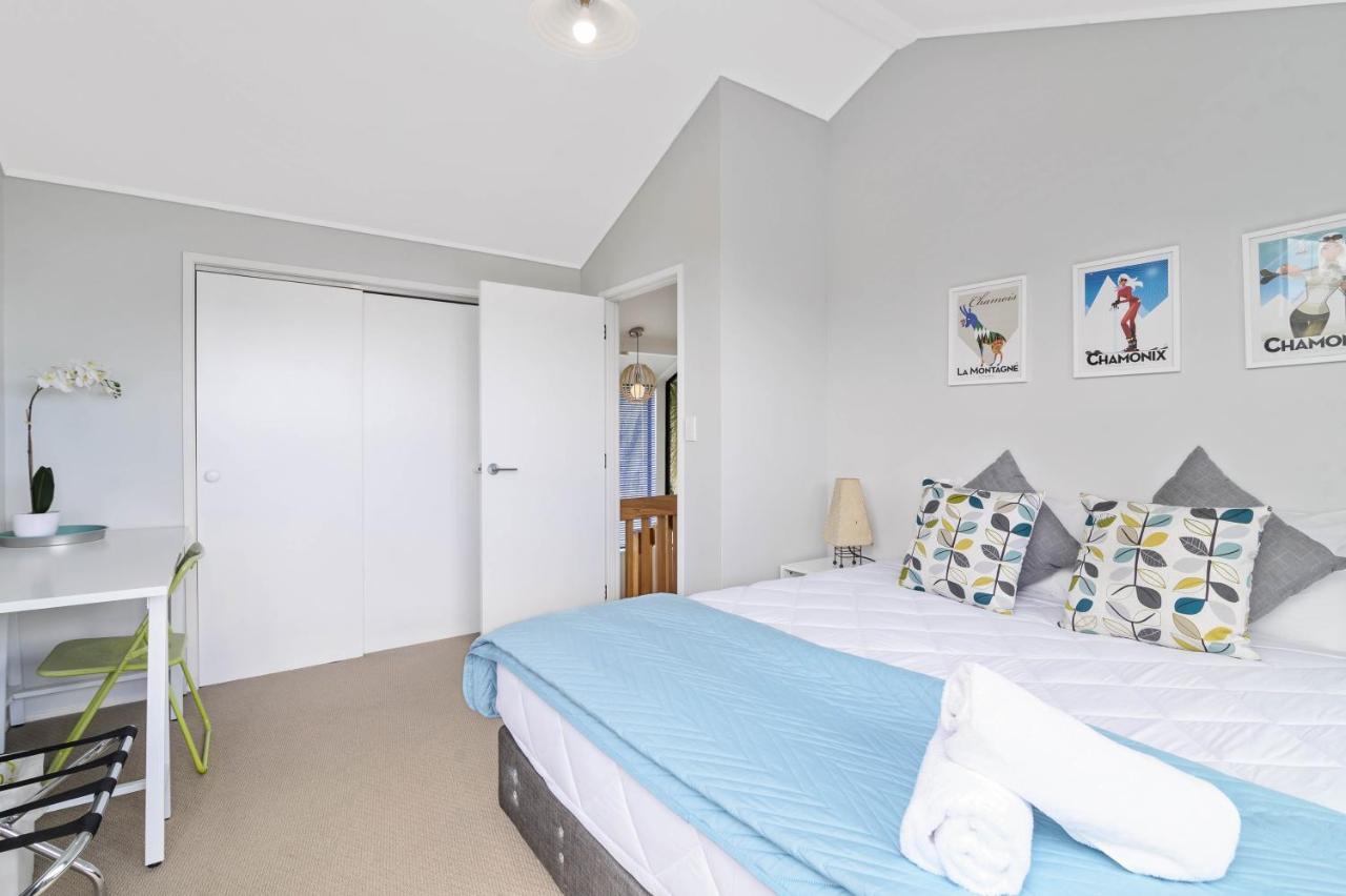 Holiday home The Bird House: Stylish Retreat With Views *