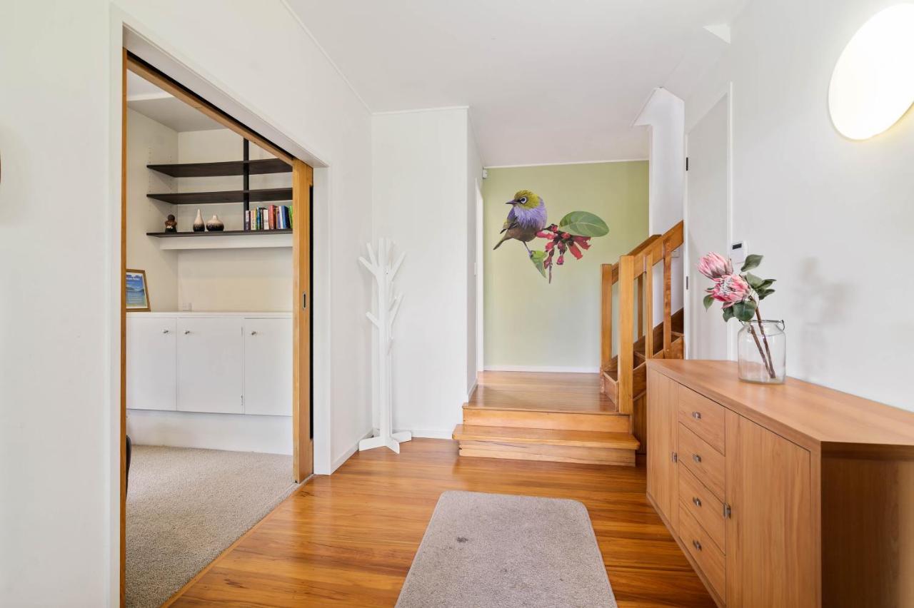 The Bird House: Stylish Retreat With Views