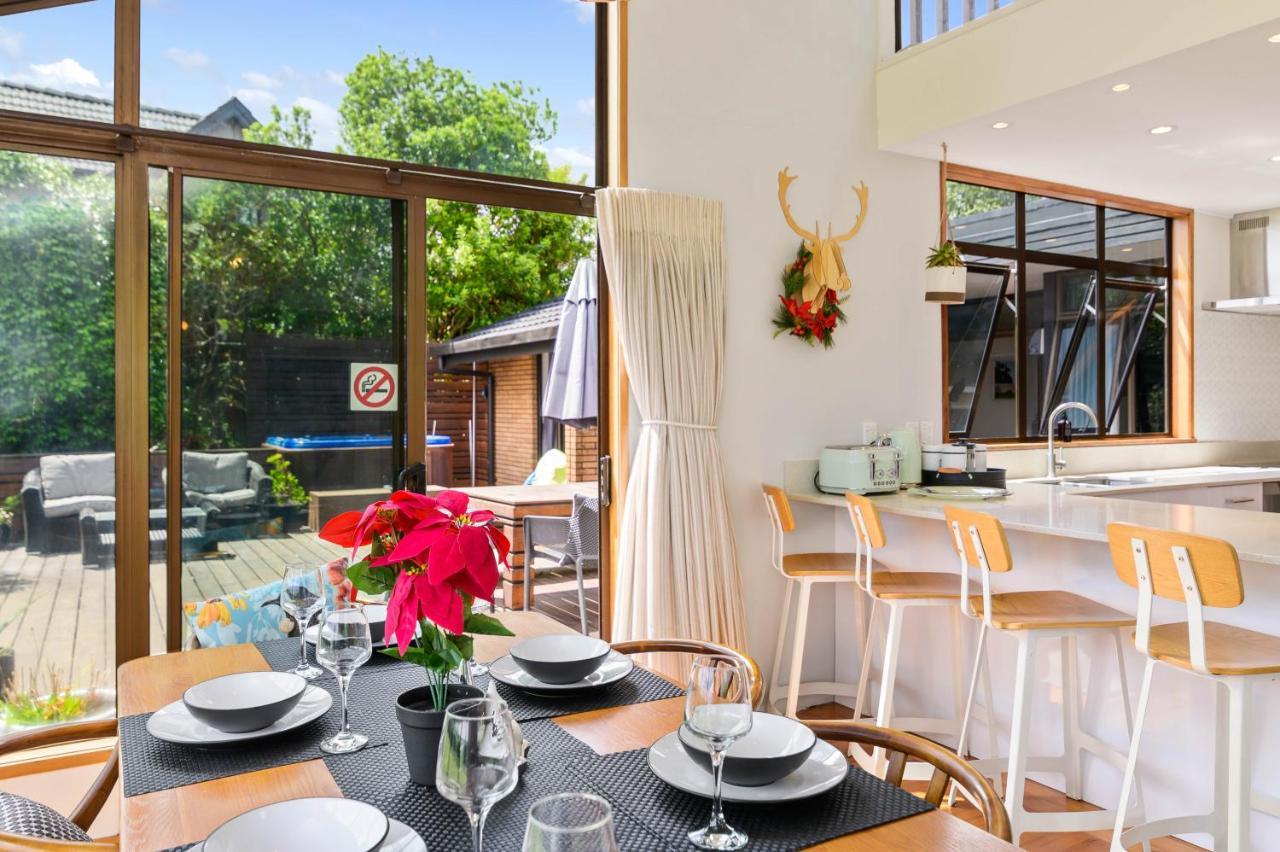 The Bird House: Stylish Retreat With Views Rotorua